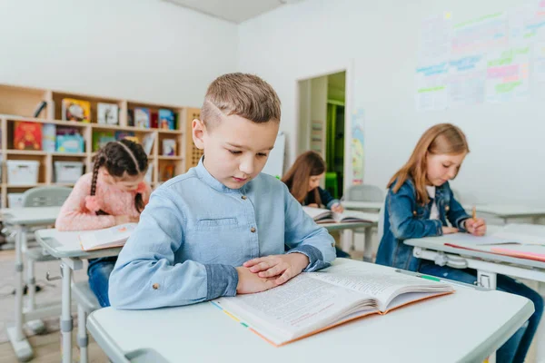 Studenti základních škol se učí ve třídě — Stock fotografie