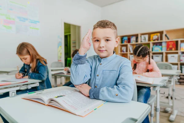 Studenti základních škol se učí ve třídě — Stock fotografie