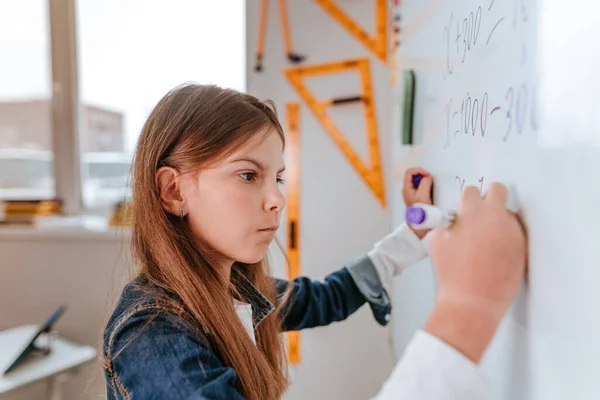 Student základní školy píše na tabuli plstěným hrotem ve třídě — Stock fotografie