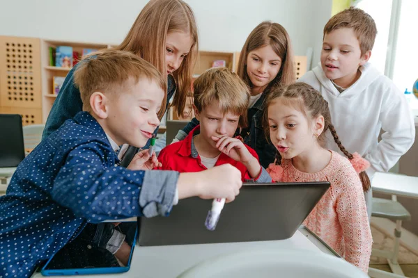 Elementary school students learning in the classroom using laptop —  Fotos de Stock