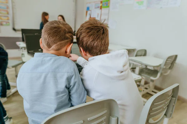 Elementary school students learning in the classroom using laptop —  Fotos de Stock