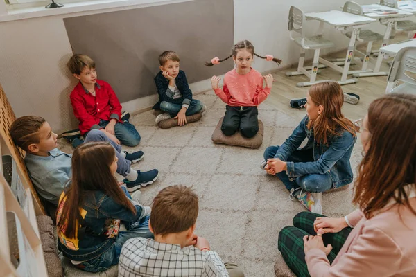 Elementary school students talking in the classroom — Foto de Stock