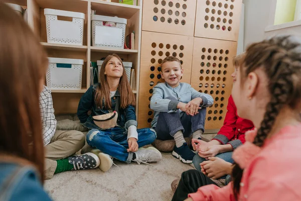 Elementary school students talking in the classroom —  Fotos de Stock