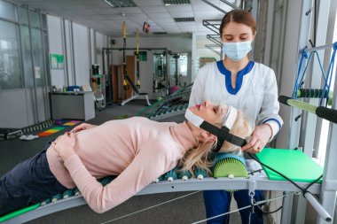 Özel rehabilitasyon cihazı üzerinde çalışan kadın bir doktor rehabilitasyon uzmanı.