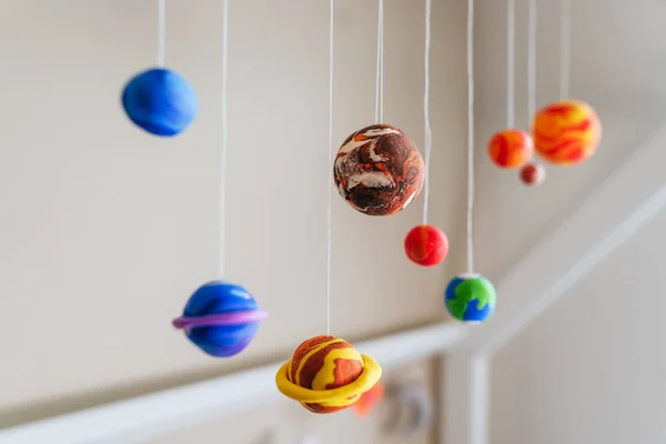カラフルな成形粘土室内から子供が作ったおもちゃの惑星 — ストック写真