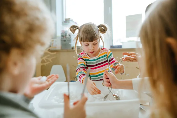 Lernspielaktivitäten Kindergarten Oder Der Kindertagesstätte Vorschüler Suchen Einem Container Mit — Stockfoto