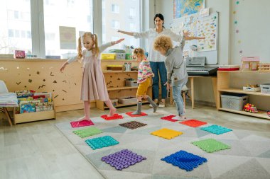Çocukların anaokulundaki fiziksel aktiviteleri ve eğlenceli oyunları ortopedik masaj paspasları ile denge, güç, koordinasyon ve dayanıklılık eğitimi içeriyor..
