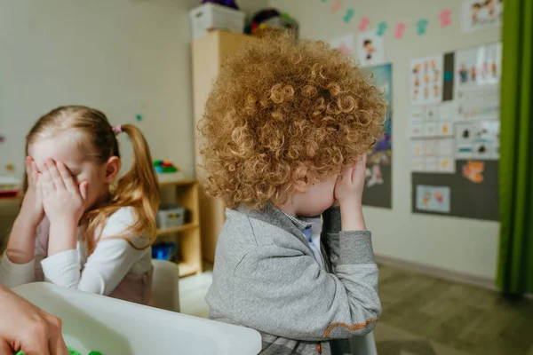 Studijní Aktivity Školce Nebo Školce Školáci Hrají Učitelkou Schovávanou Selektivní — Stock fotografie