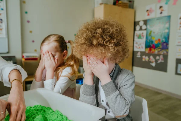 Studijní Aktivity Školce Nebo Školce Školáci Hrají Učitelkou Schovávanou Selektivní — Stock fotografie