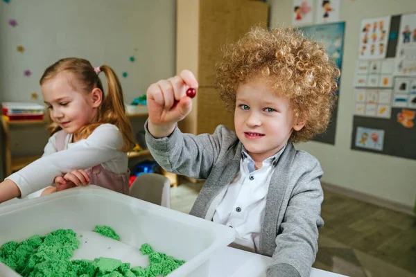 Lernspielaktivitäten Kindergarten Oder Der Kindertagesstätte Vorschüler Suchen Holzperlen Einem Behälter — Stockfoto