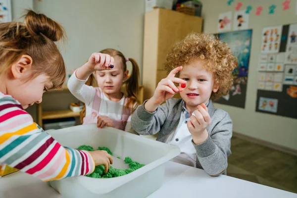 Lernspielaktivitäten Kindergarten Oder Der Kindertagesstätte Vorschüler Suchen Holzperlen Einem Behälter — Stockfoto