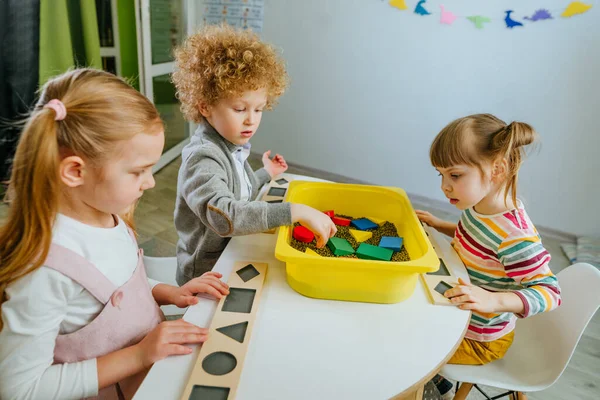 Vorschüler Suchen Einem Container Mit Rohen Mungbohnen Nach Hölzernen Geometrischen — Stockfoto