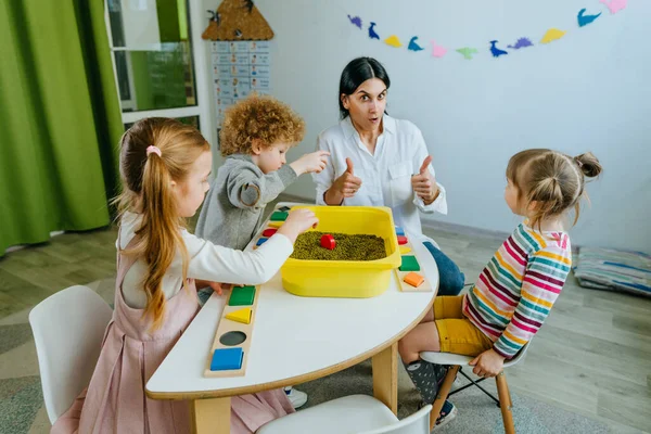 Vorschüler Suchen Einem Behälter Mit Bohnen Nach Geometrischen Formen Aus — Stockfoto