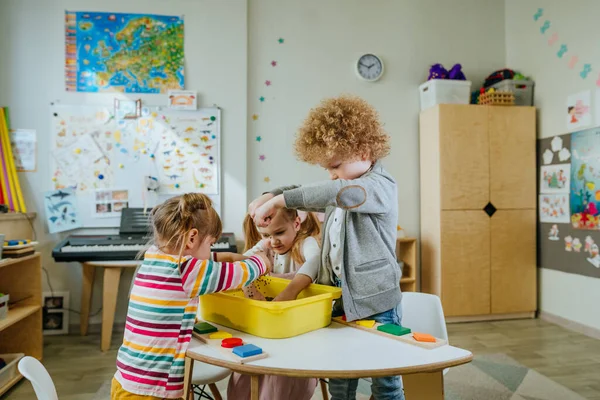 Vorschüler Spielen Einem Container Mit Rohen Mungbohnen Lernspielaktivitäten Kindergarten Oder — Stockfoto