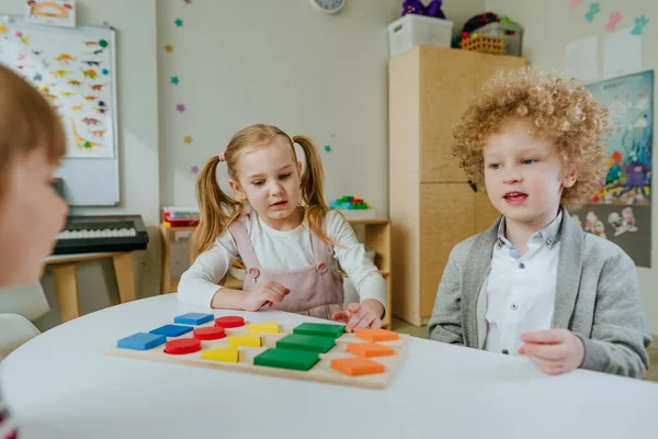 Předškolní Studenti Třídí Dřevěné Geometrické Formy Studijní Aktivity Školce Nebo — Stock fotografie