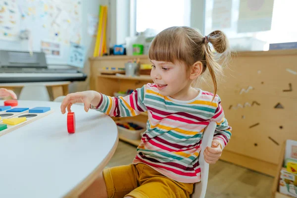 Adorable Estudiante Preescolar Clasificando Formas Geométricas Madera Aprender Actividades Juego — Foto de Stock