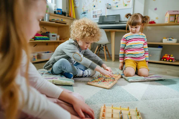 Grupo Estudiantes Preescolar Jugando Con Bandas Goma Envolver Geoboard Una — Foto de Stock