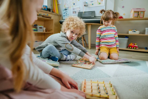 Grupa Przedszkolaków Bawi Się Gumkami Owijającymi Geoboard Manipulator Matematyczny Wykonany — Zdjęcie stockowe