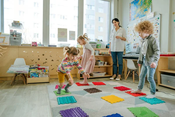 Ćwiczenia Fizyczne Zabawy Przedszkolu Ortopedycznymi Matami Masażu Nóg Które Obejmują — Zdjęcie stockowe