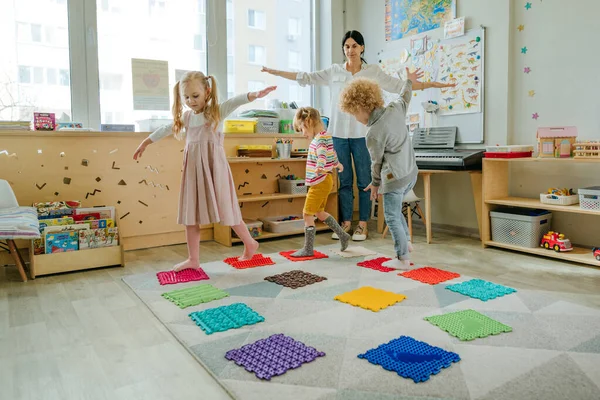 Attività Fisiche Bambini Giochi Divertenti Nella Scuola Materna Con Tappetini — Foto Stock