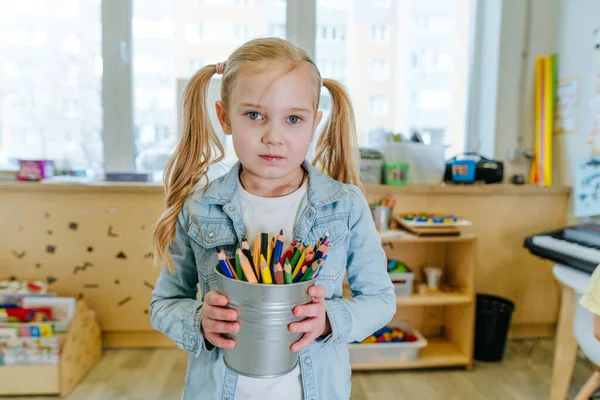 Portrét Rozkošné Dívky Držící Barevné Tužky Školce Nebo Základní Škole — Stock fotografie