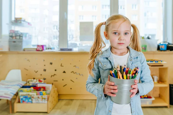 Portrét Rozkošné Dívky Držící Barevné Tužky Školce Nebo Základní Škole — Stock fotografie