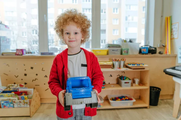 Portret Chłopca Trzymającego Zabawkę Przedszkolu Lub Szkole Podstawowej — Zdjęcie stockowe
