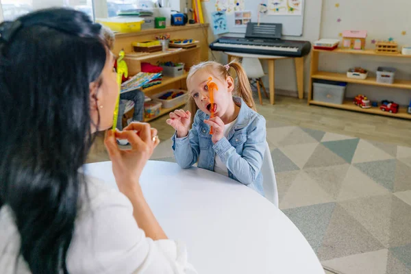 Mädchen Auf Der Sitzung Des Logopäden Lektion Über Die Entwicklung — Stockfoto