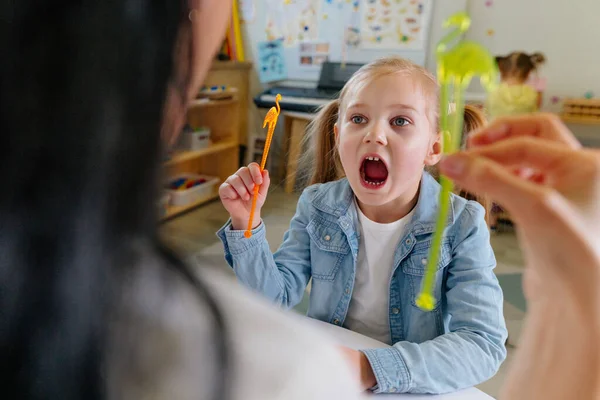 Mädchen Auf Der Sitzung Des Logopäden Lektion Über Die Entwicklung — Stockfoto