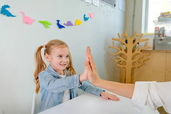 Happy Little Lat Dziewczyna Daje Przybić Pięć Nauczyciela Dobrej Pracy — Zdjęcie stockowe