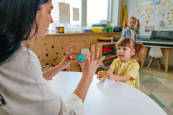 Kleines Mädchen Über Die Entwicklung Der Feinmotorik Kindergarten Spiel Mit — Stockfoto