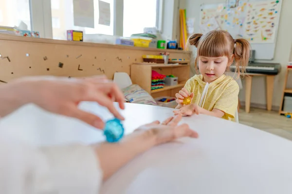 Kleines Mädchen Über Die Entwicklung Der Feinmotorik Kindergarten Spiel Mit — Stockfoto