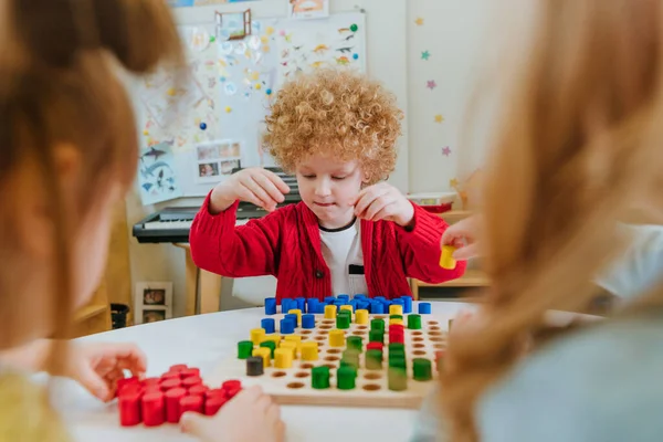 Estudiantes Preescolar Jugando Con Mosaico Madera Ideal Para Desarrollar Imaginación — Foto de Stock