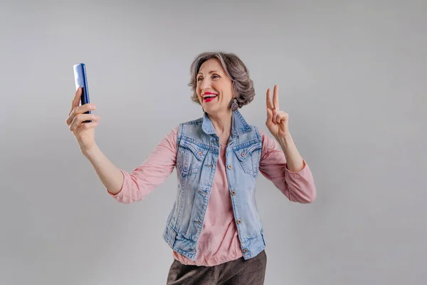 Heureuse Femme Âgée Élégante Faisant Selfie Sur Téléphone Sur Fond — Photo