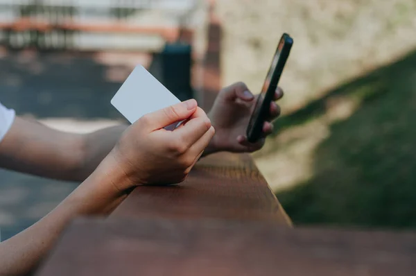 Jeune femme avec casque effectuant le paiement par carte de crédit — Photo