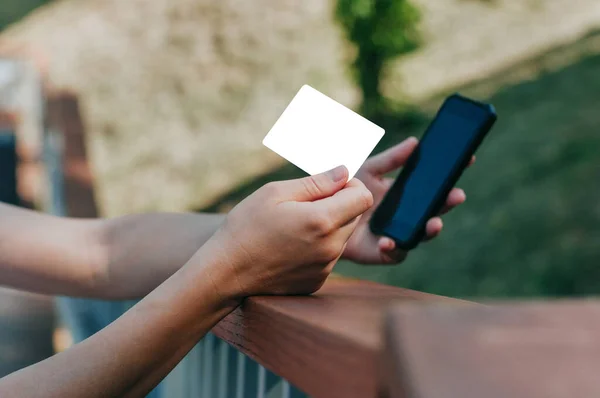 Jeune femme avec casque effectuant le paiement par carte de crédit — Photo