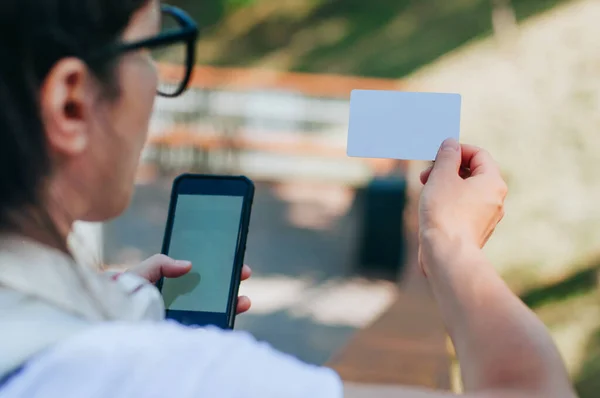 Jeune Femme Avec Casque Effectuant Paiement Par Carte Crédit Téléphone — Photo