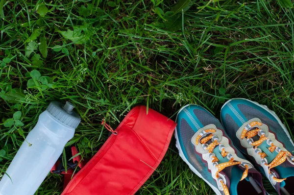 Modernes Professionelles Laufzubehör Turnschuhe Taillenbeutel Und Plastikwasserflasche Auf Dem Rasen — Stockfoto