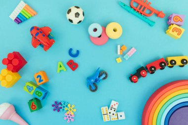 Farklı ahşap ve plastik çocuk oyuncaklarıyla arka plan