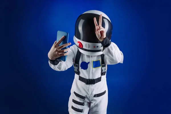 Tiener Dragen Astronaut Kostuum Helm Met Behulp Van Smartphone Voor — Stockfoto