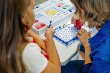 İlkokul öğrencileri sınıfta öğreniyor.