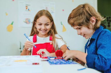 İlkokul öğrencileri sınıfta öğreniyor.