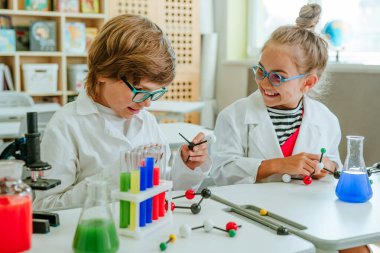 Kimya dersi sırasında ilkokul öğrencileri