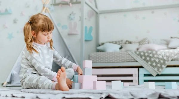 Schöne Kleine Mädchen Pyjama Spielen Mit Holzspielzeugklötzen Kinderzimmer Natürliches Öko — Stockfoto