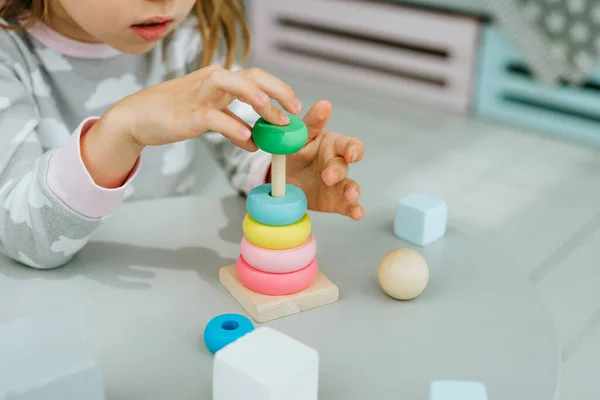 Close Menina Criança Vestindo Pijama Brincando Com Pirâmide Brinquedo Madeira — Fotografia de Stock