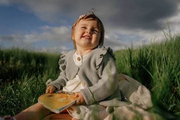 Retrato Menina Adorável Criança Roupas Casuais Livre — Fotografia de Stock