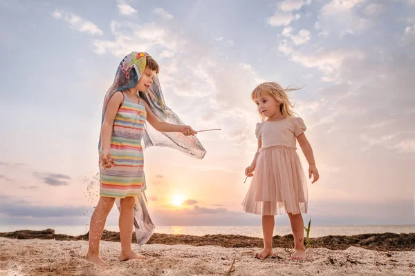 Duas Meninas Divertindo Jogando Luta Com Varinhas Praia Pôr Sol — Fotografia de Stock