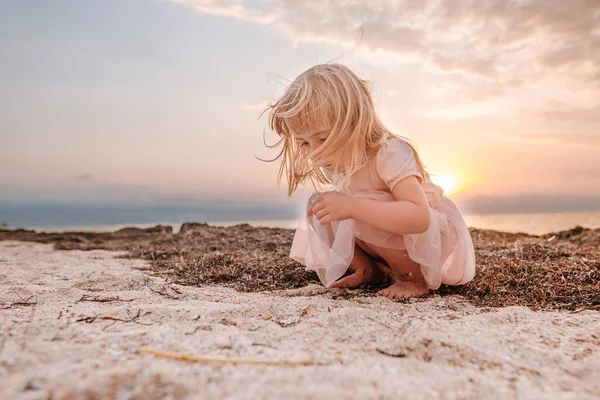 Adorável Criança Menina Divertindo Praia Pôr Sol — Fotografia de Stock