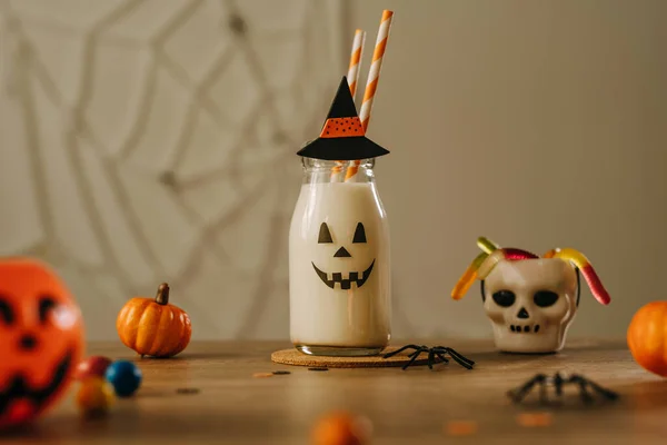 Idé För Barn Halloween Festbord Glasflaska Mjölk Cocktail Dekorerad Med — Stockfoto