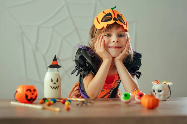 Portret Dziewczynki Ubranej Kostium Czarownicy Halloween Maskę Dyni Siedzącej Przy — Zdjęcie stockowe